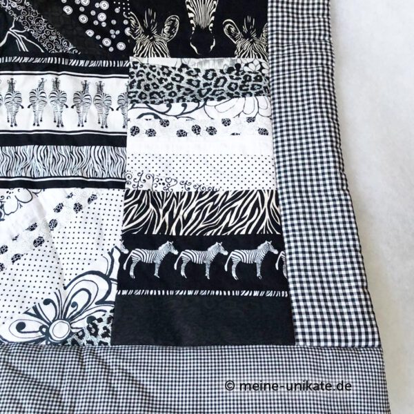 Detailfoto von der Quilt Decke, Babydecke, Picknickdecke in schwarz-weiß-Tönen mit Zebramotiven. Unikat handmade with Love. Hergestellt in Deutschland in reiner Handarbeit