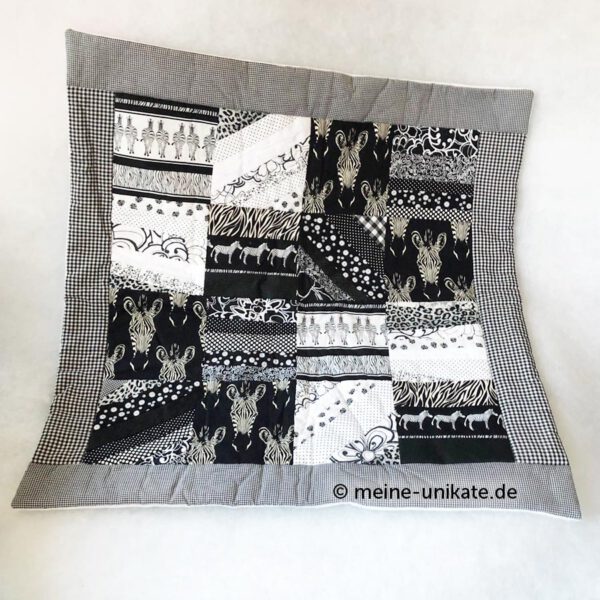 Quiltdecke, Babydecke, Decke mit Zebramotiven, Afrika, Safari, in schwarz-weiß Crazy Quilt. Unikat handmade with Love. Hergestellt in reiner Handarbeit in Deutschland.