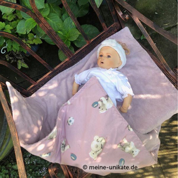 Einschlagdecke, Babydecke, Decke für Babys mit passendem Kissen in altrosa mit kleinen Eisbären aus reiner Baumwolle und Bambusfrottee. Unikat handmade in Germany